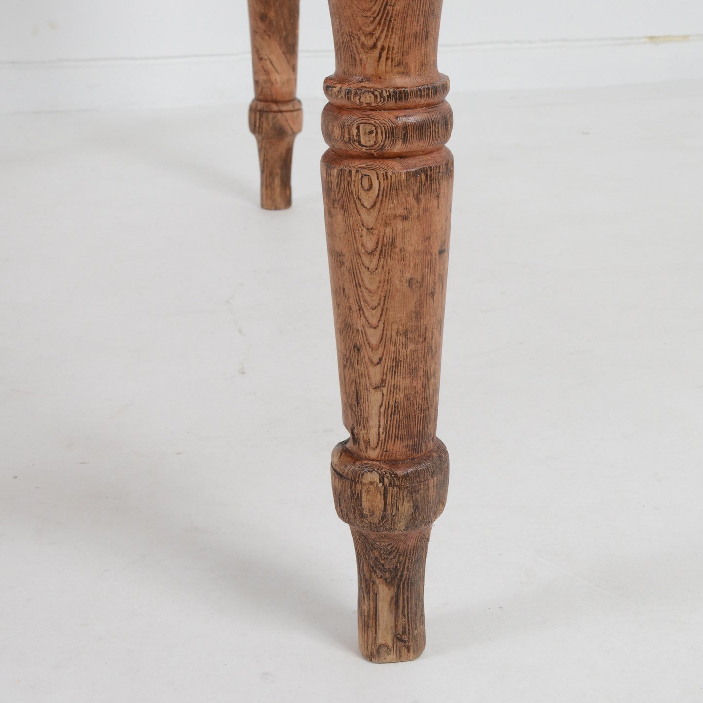 ターンドレッグテーブル