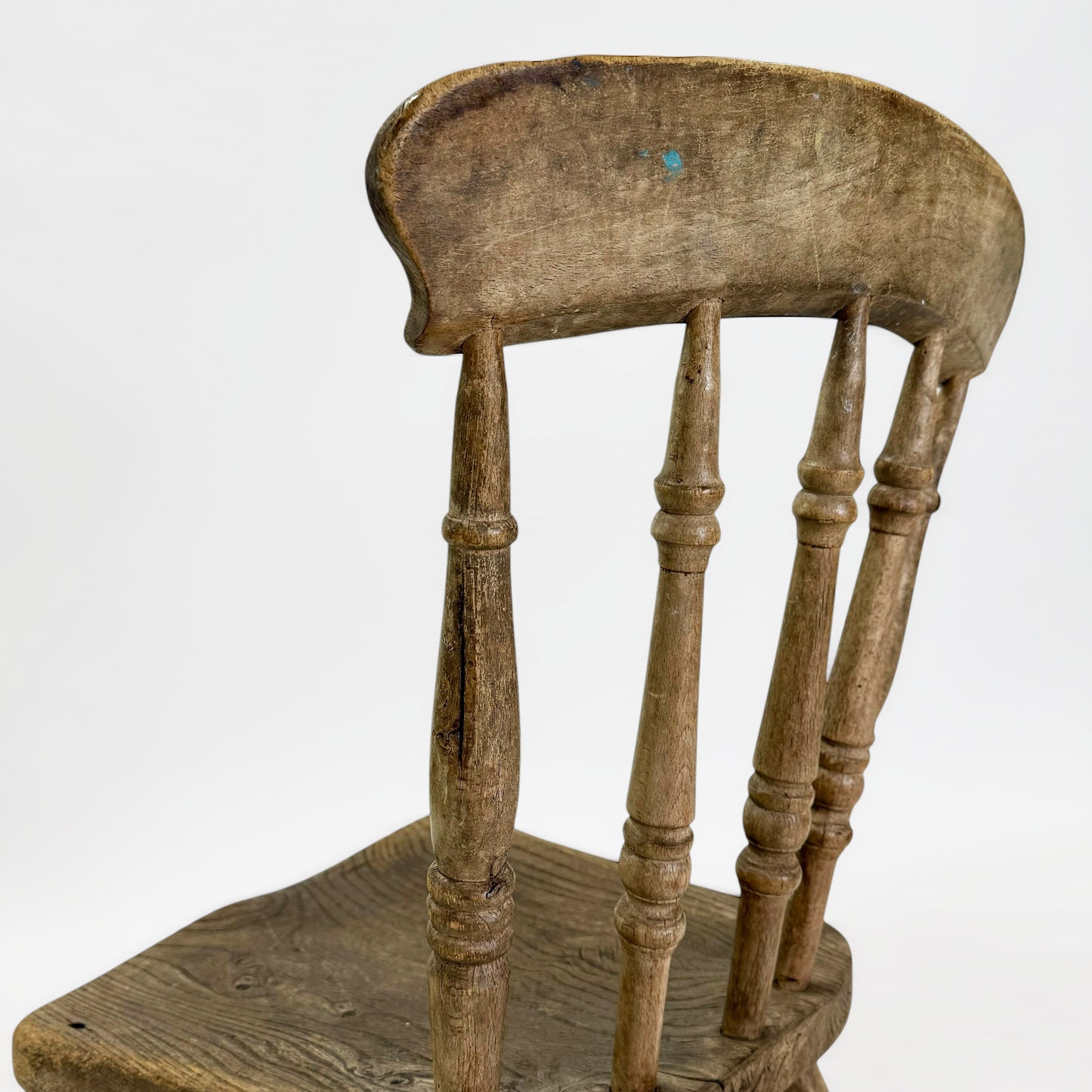 スピンドルバックチェア