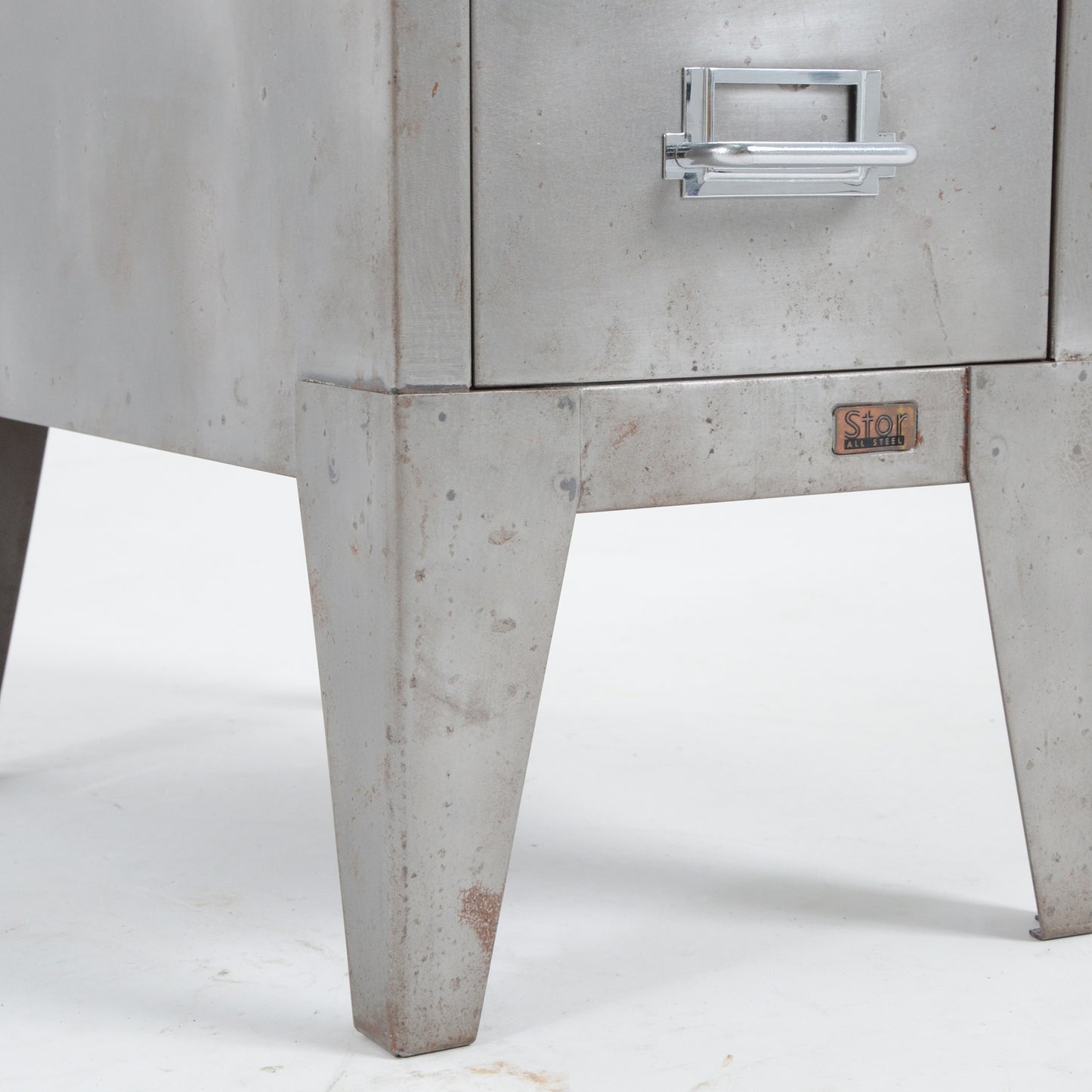 メタルキャビネット