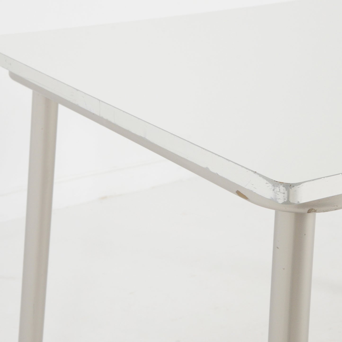 天面縁：傷や塗装剥がれ箇所が有ります