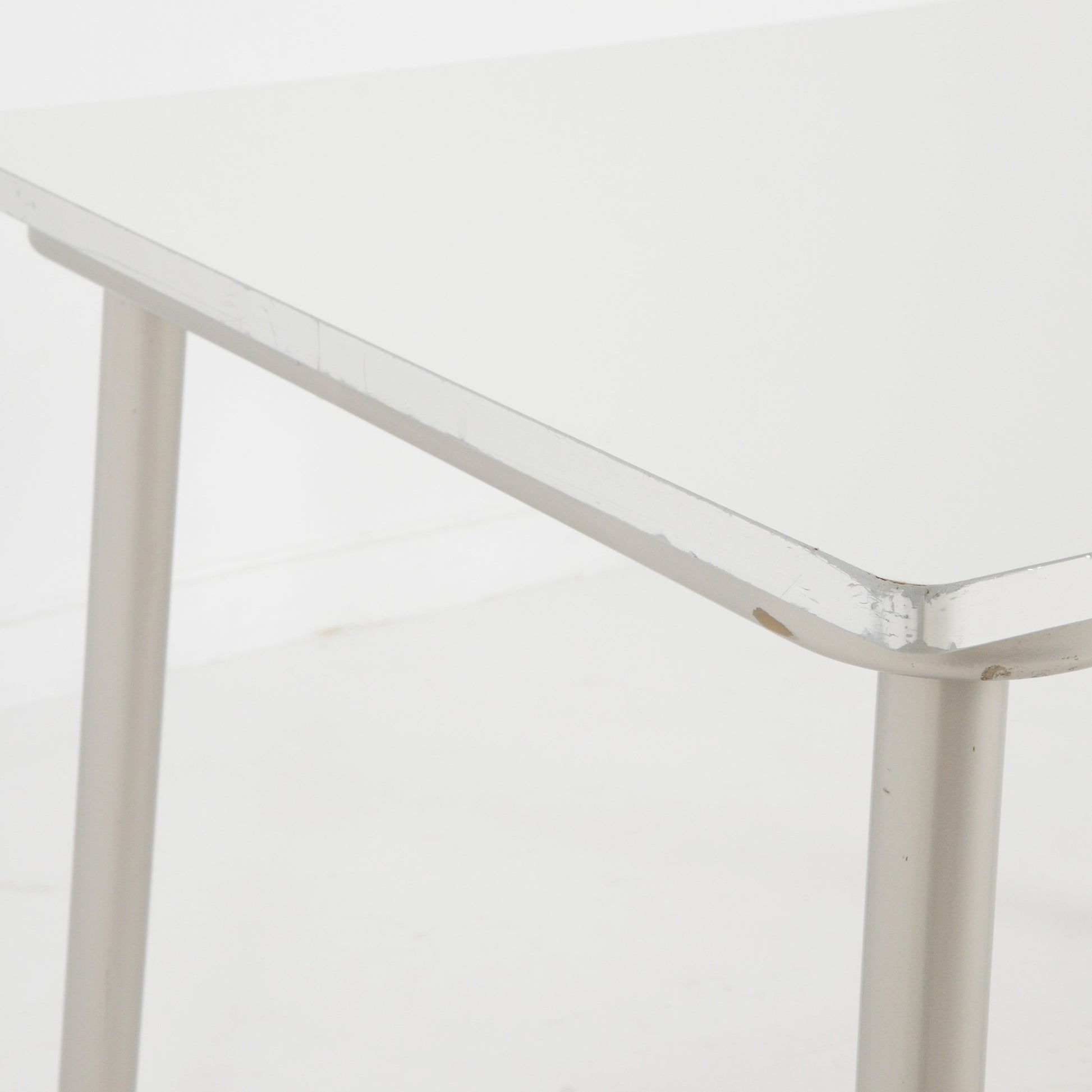 天面縁：傷や塗装剥がれ箇所が有ります