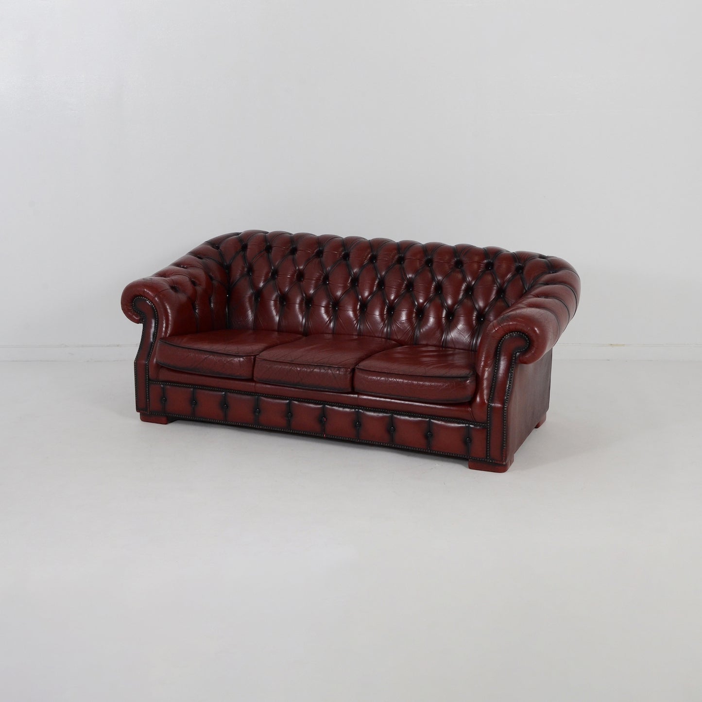 チェスターフィールド 3シーターレザーソファ