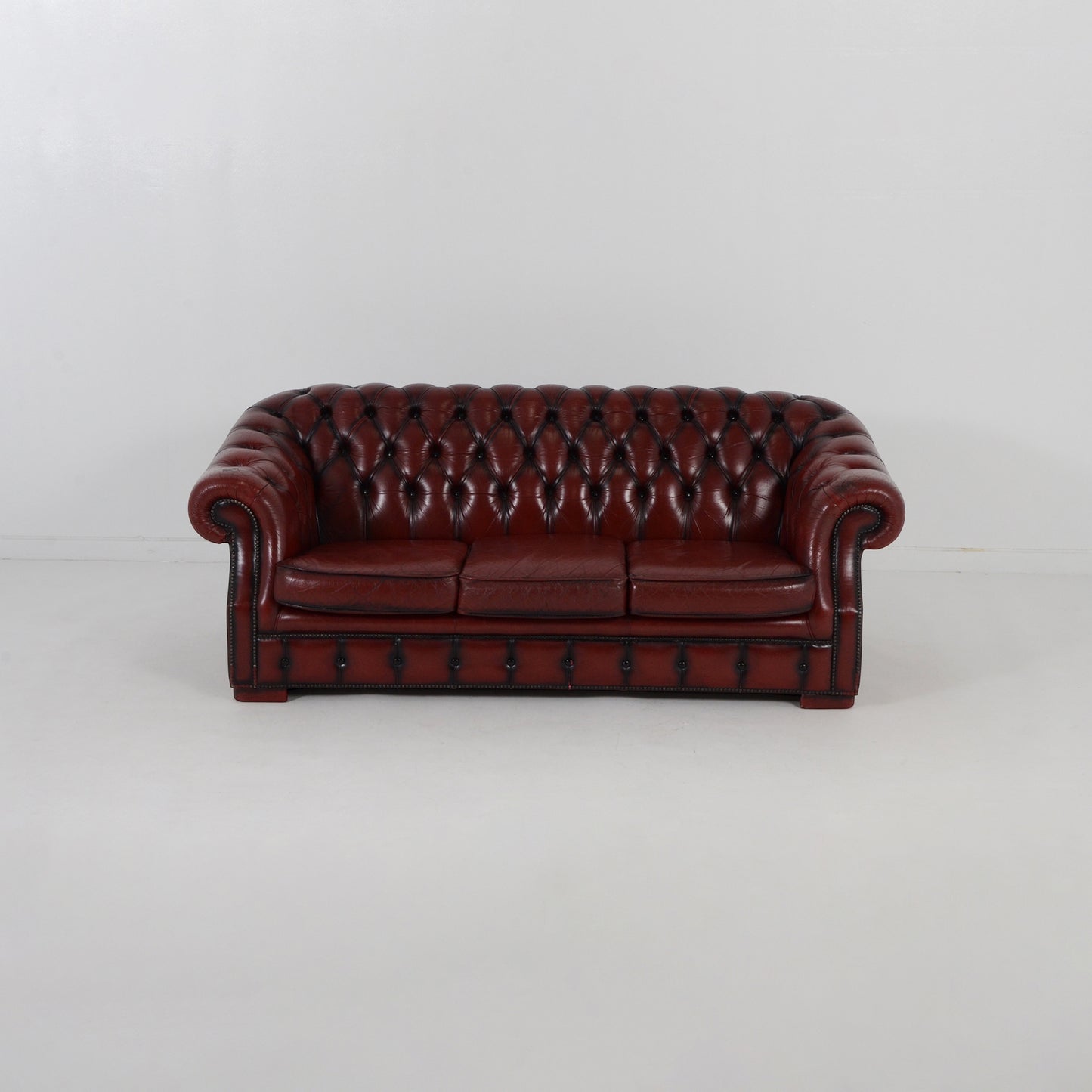 チェスターフィールド 3シーターレザーソファ