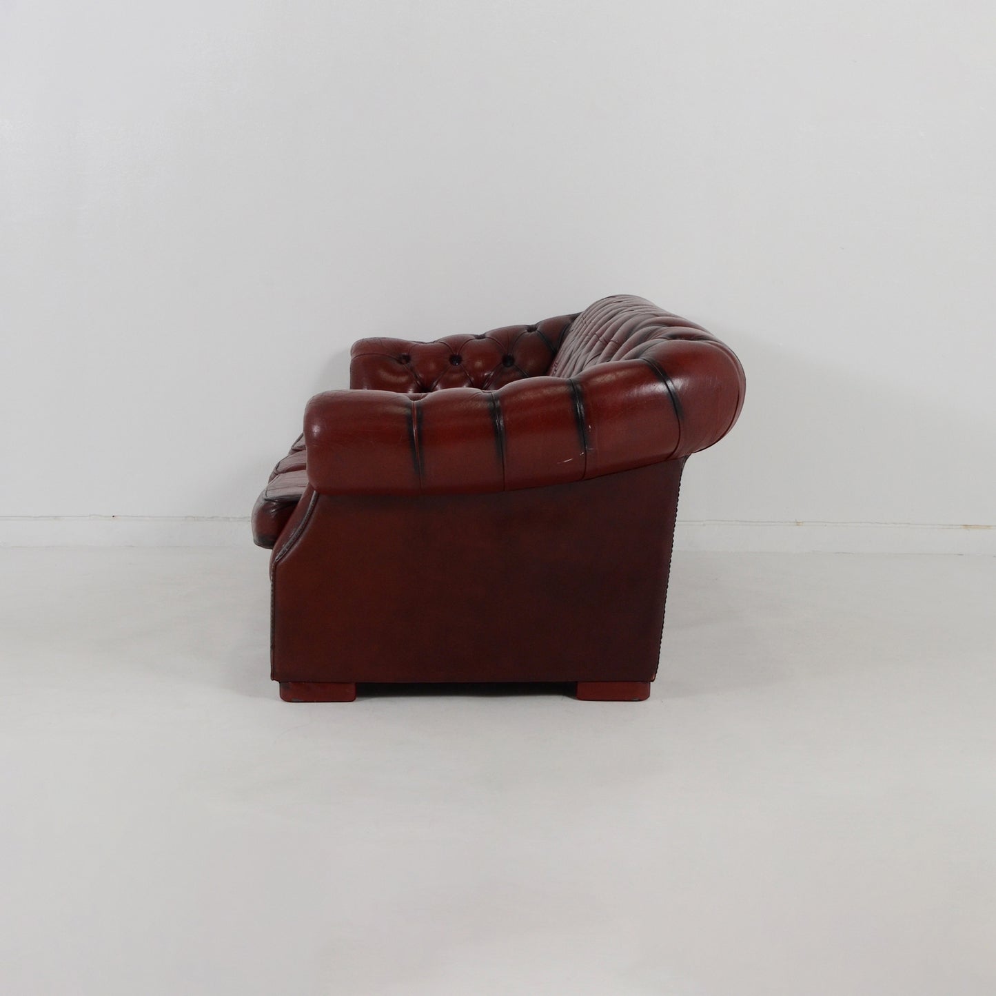 チェスターフィールド 3シーターレザーソファ