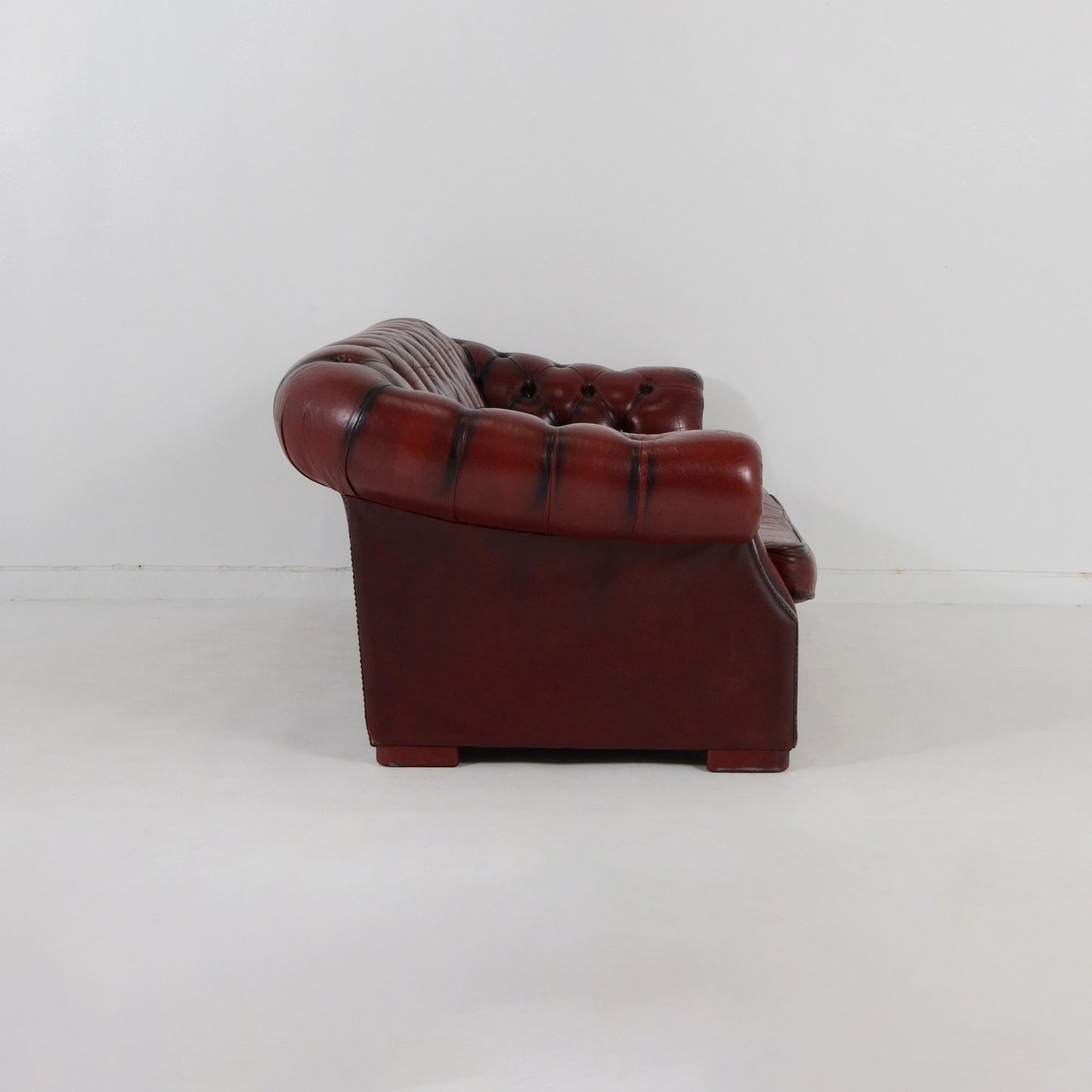 チェスターフィールド 3シーターレザーソファ