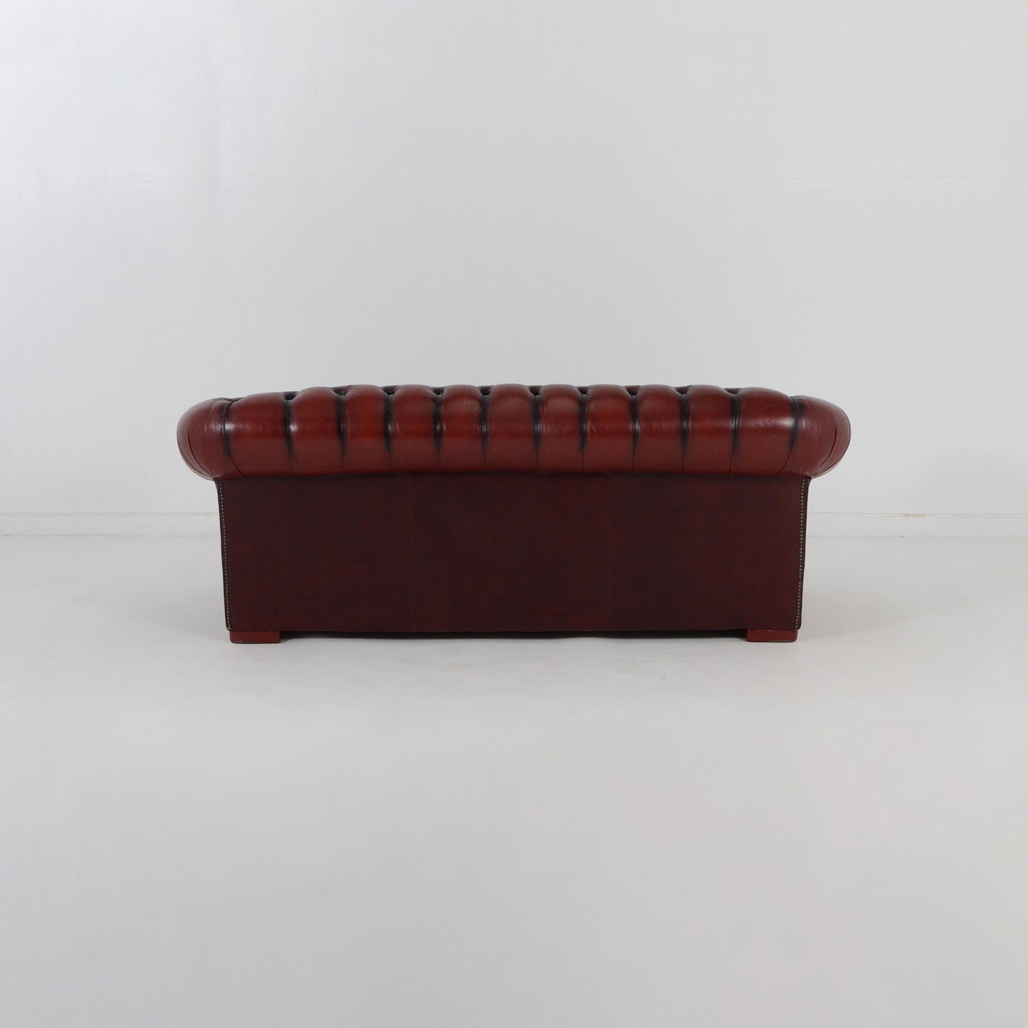 チェスターフィールド 3シーターレザーソファ