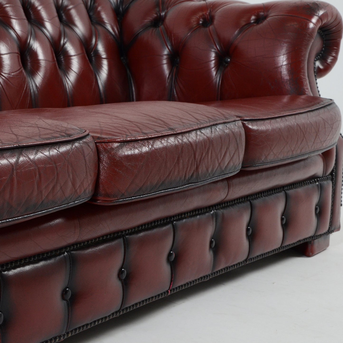 チェスターフィールド 3シーターレザーソファ