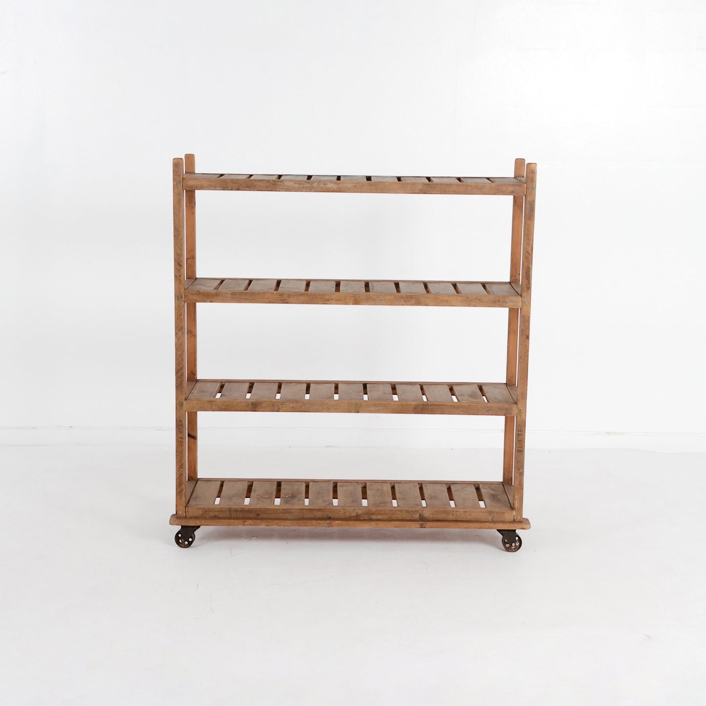 オープンシェルフ