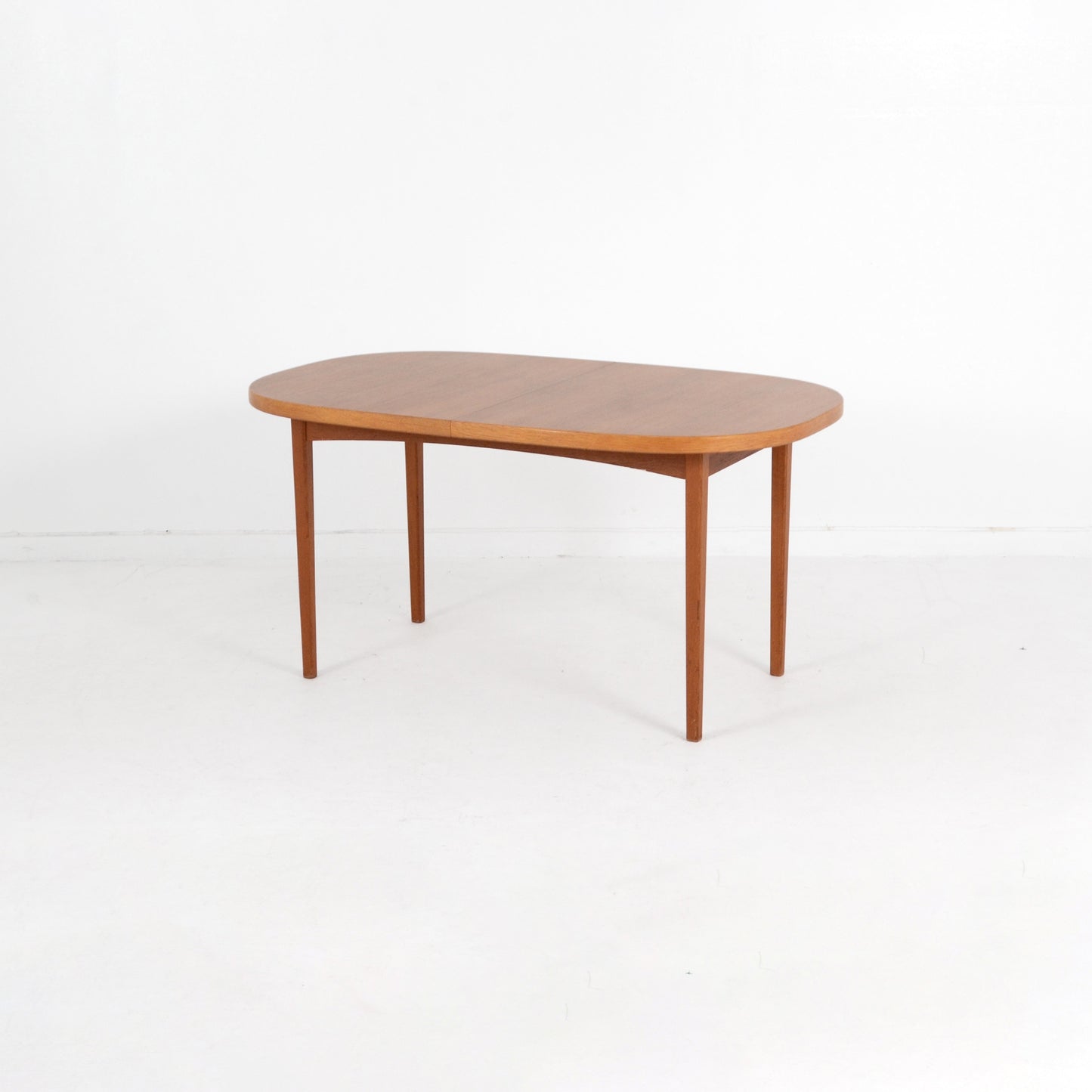 B. Fridhagen ダイニングテーブル