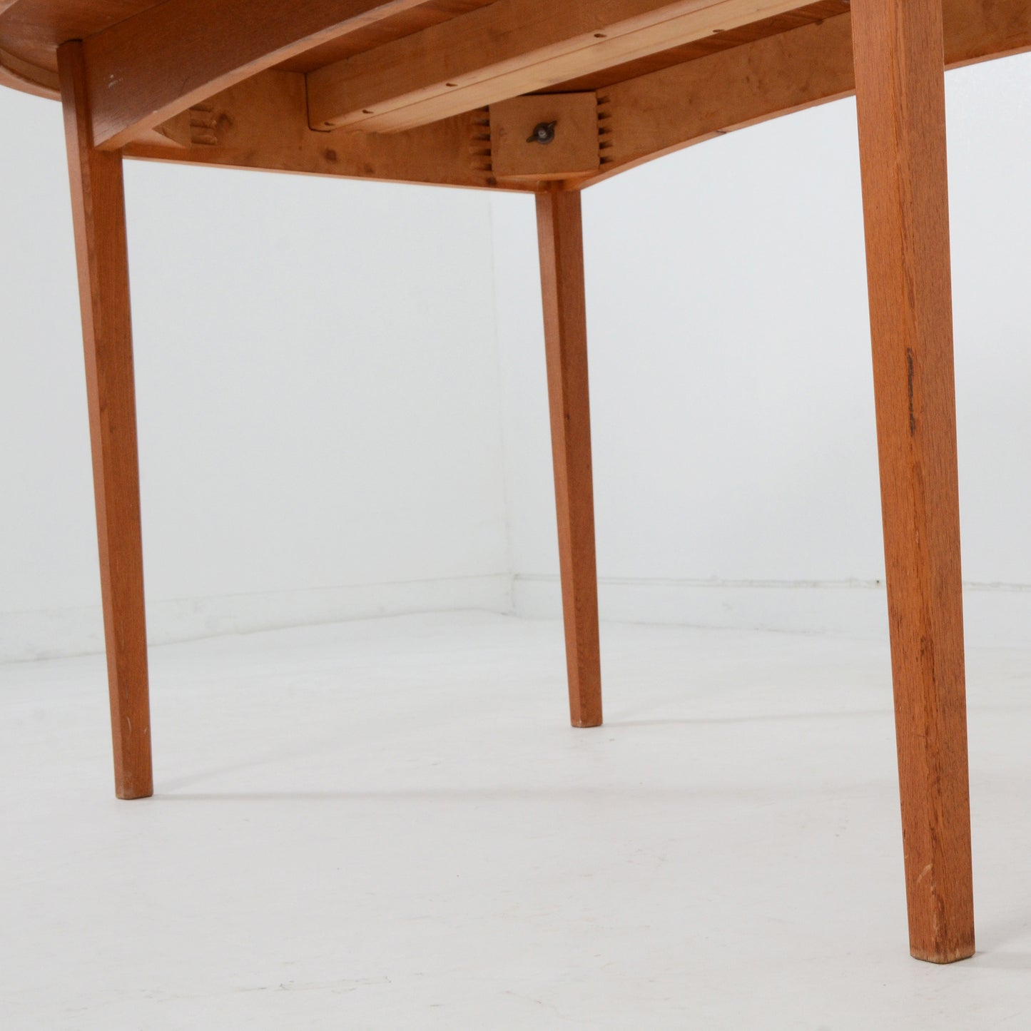 B. Fridhagen ダイニングテーブル