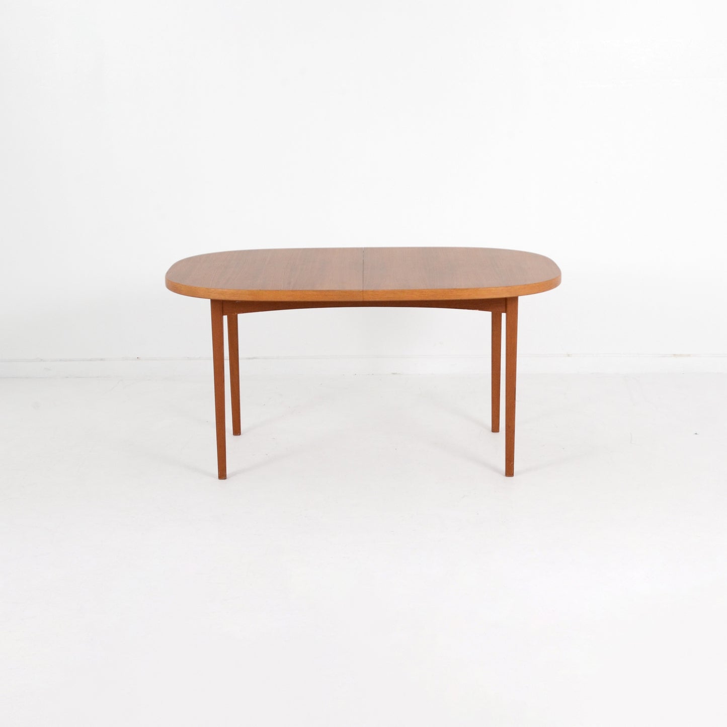 B. Fridhagen ダイニングテーブル