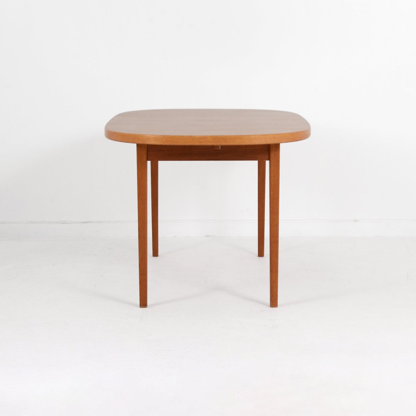 B. Fridhagen ダイニングテーブル