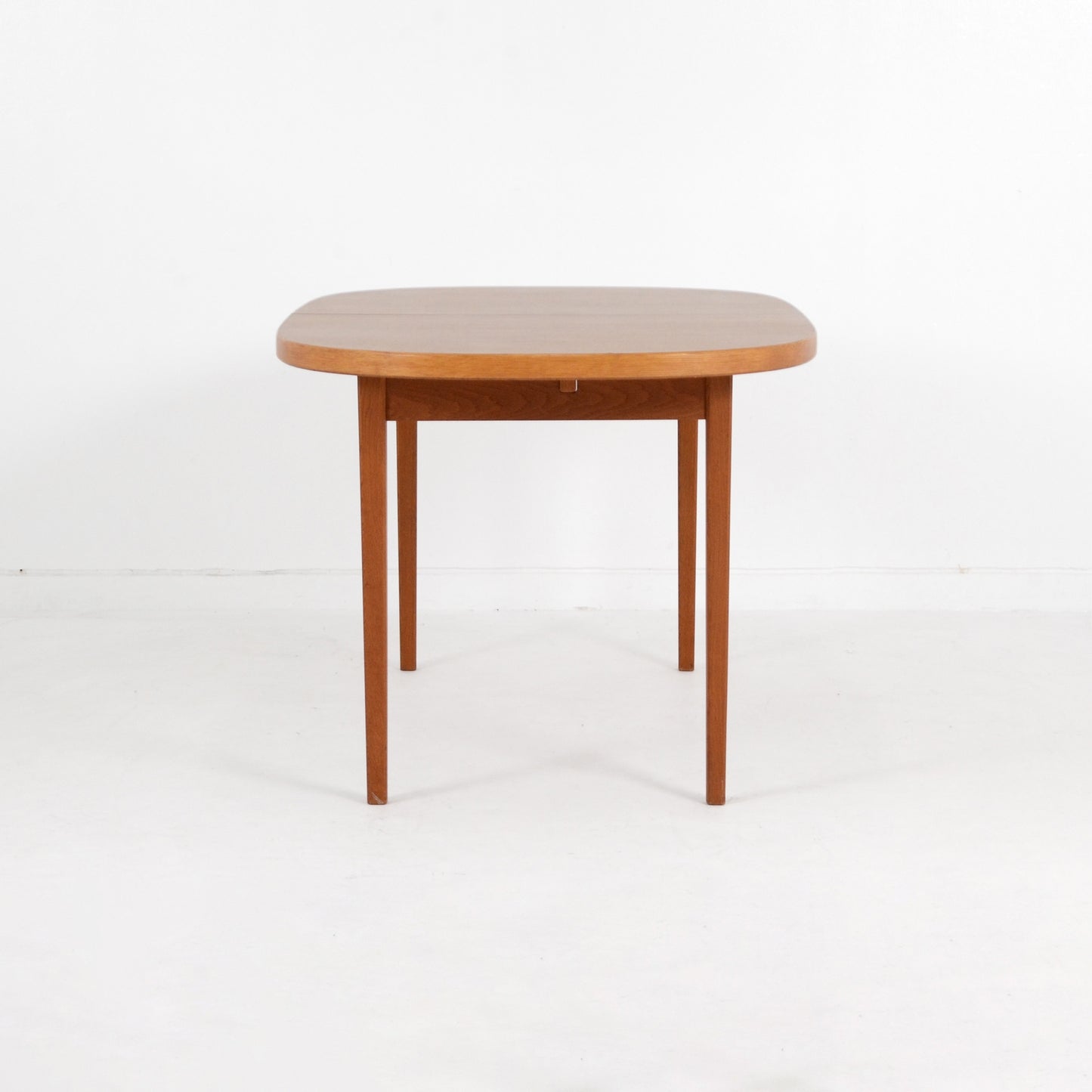 B. Fridhagen ダイニングテーブル