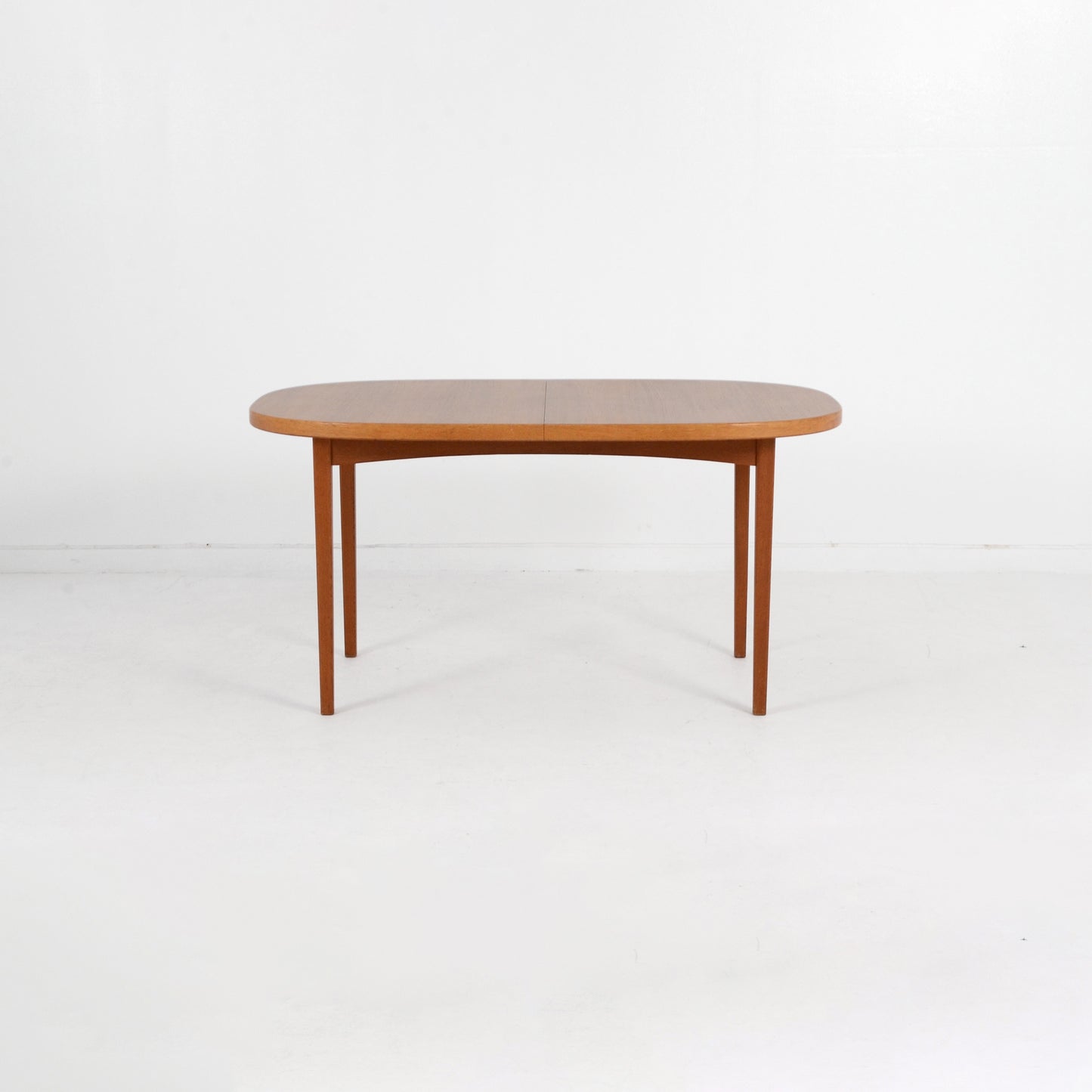 B. Fridhagen ダイニングテーブル