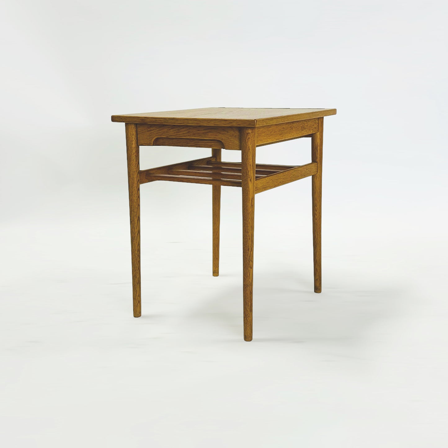 ベッドサイドテーブル