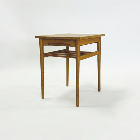 ベッドサイドテーブル