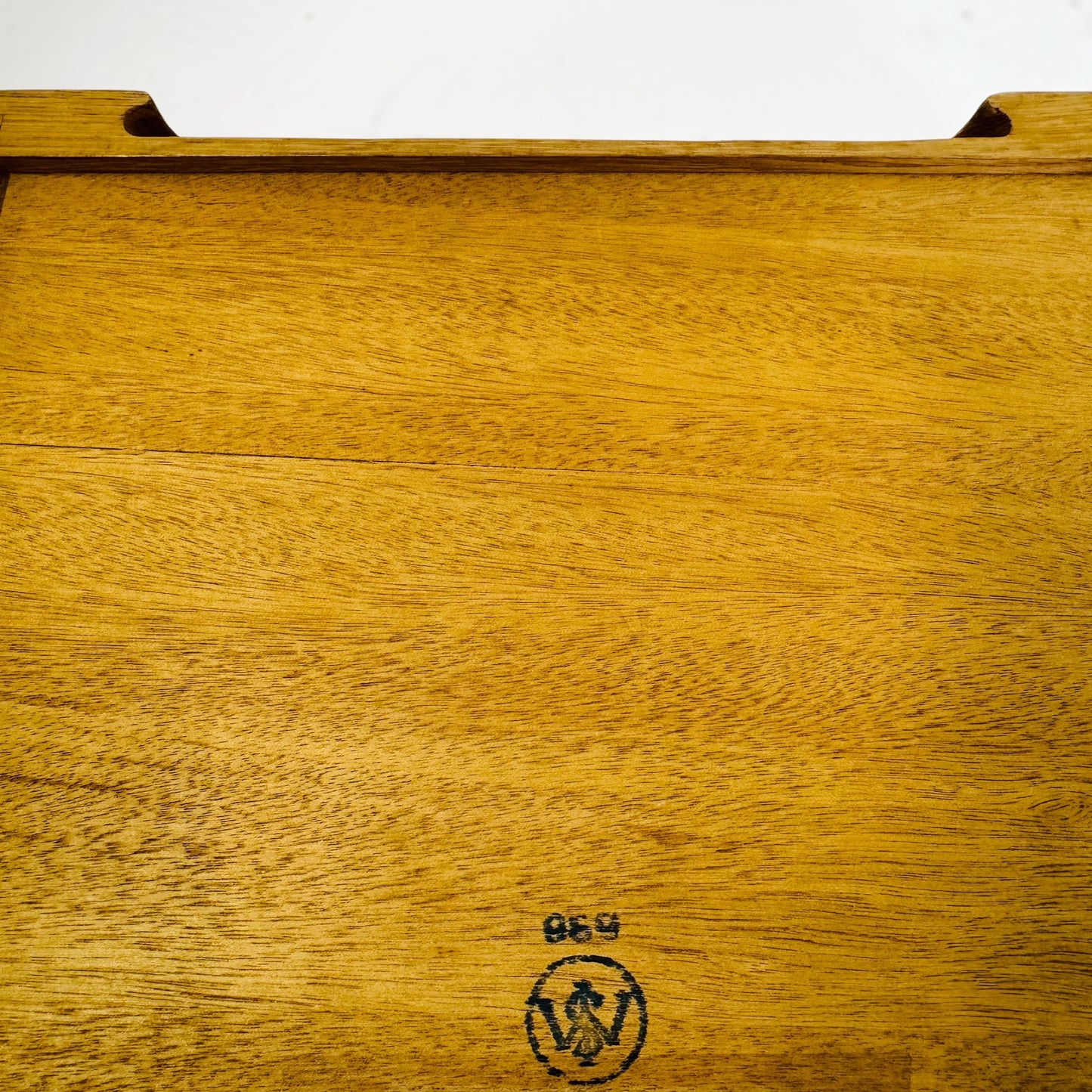 ベッドサイドテーブル