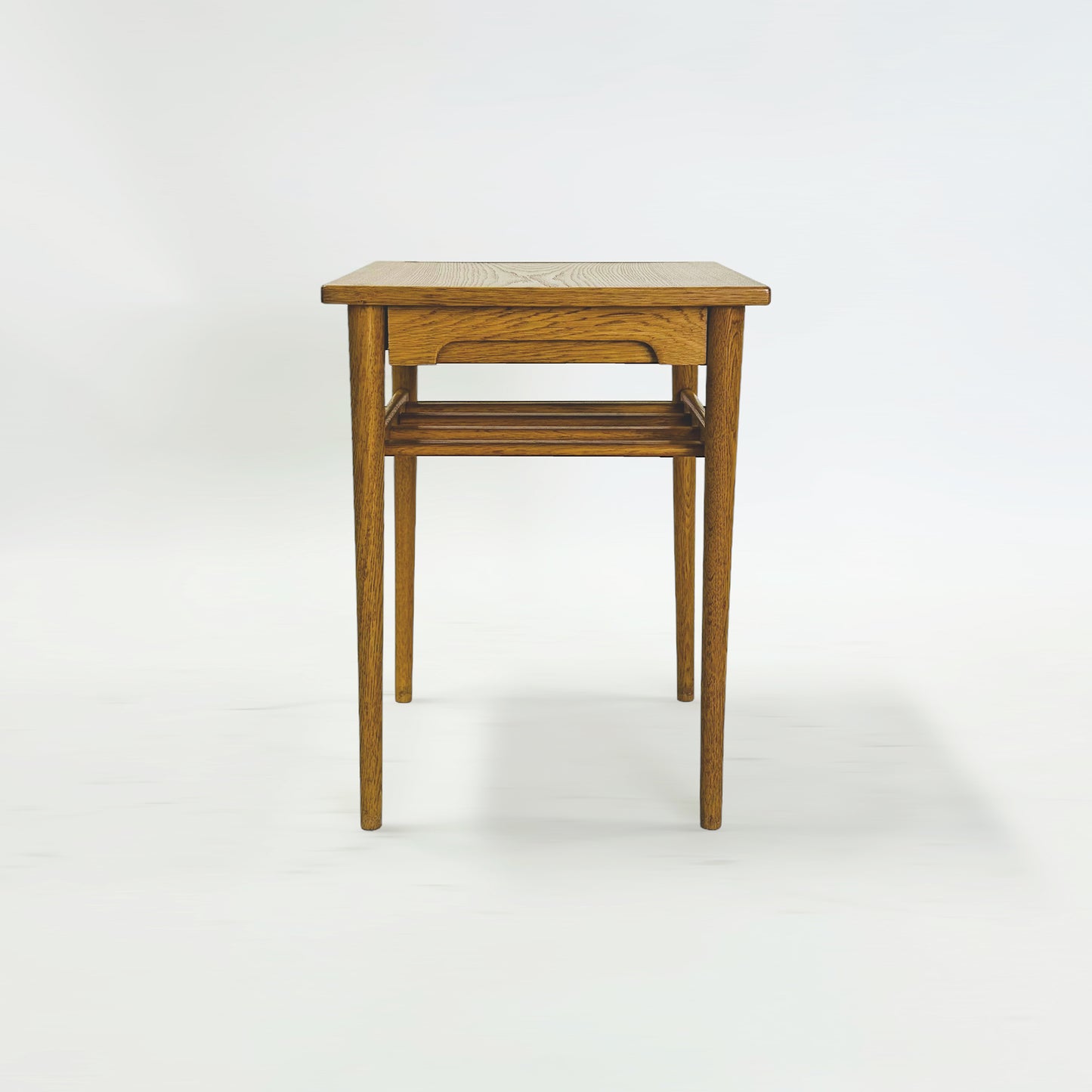 ベッドサイドテーブル