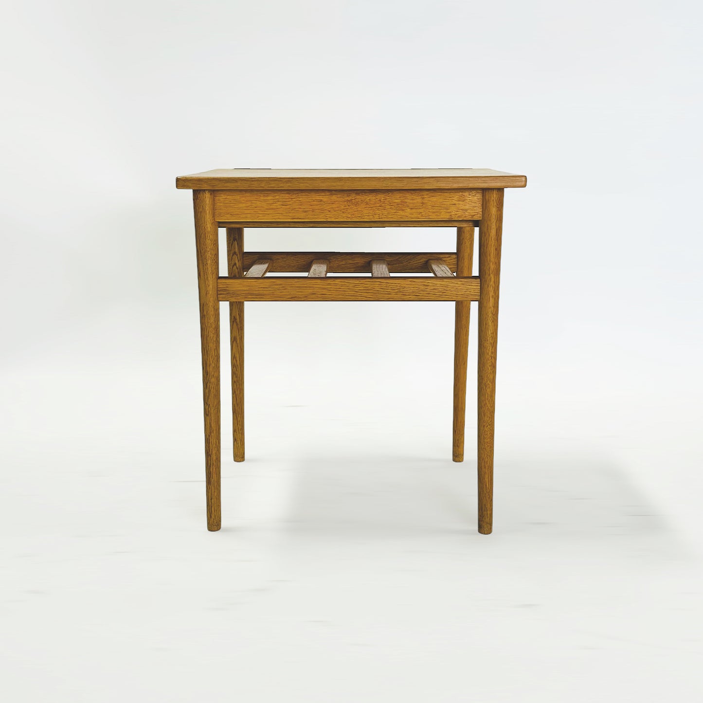 ベッドサイドテーブル