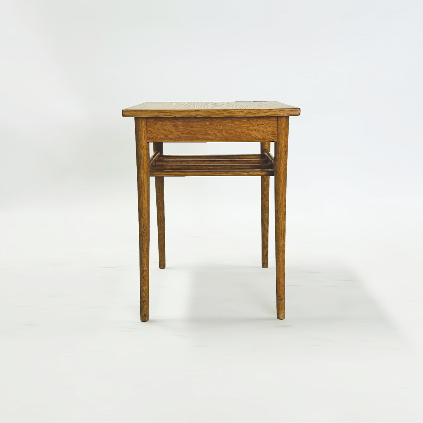 ベッドサイドテーブル