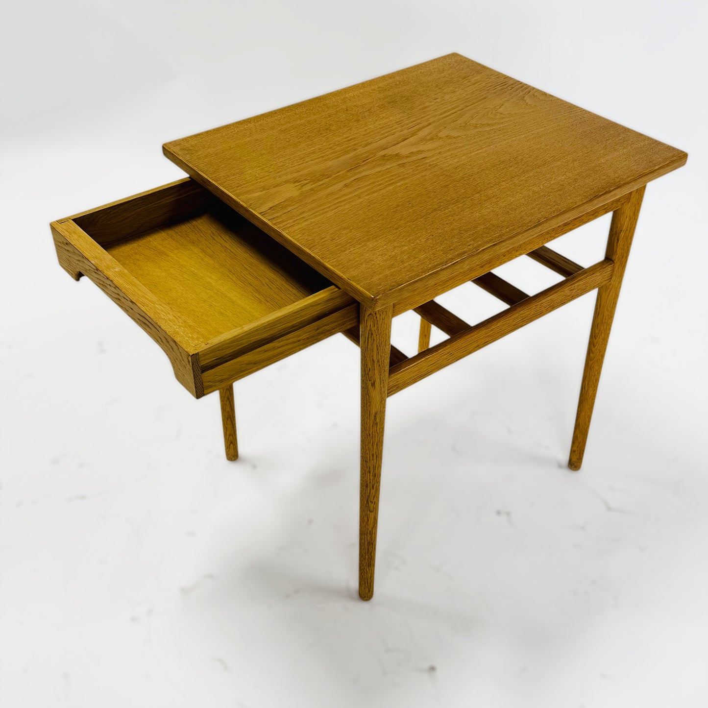 ベッドサイドテーブル