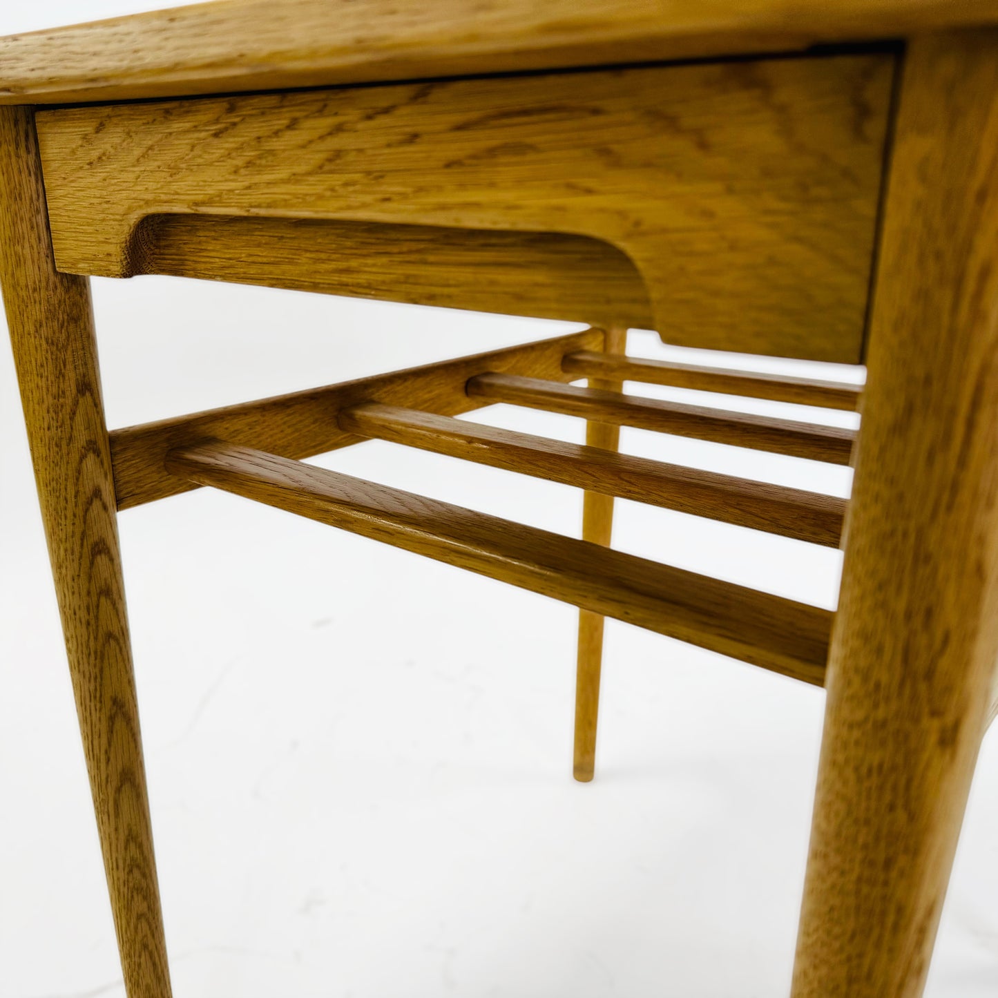 ベッドサイドテーブル