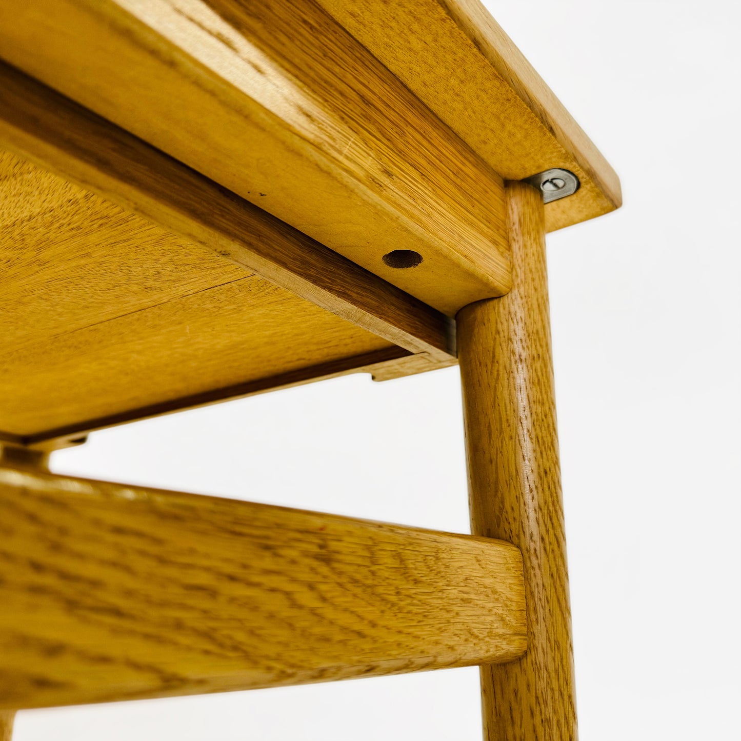 ベッドサイドテーブル