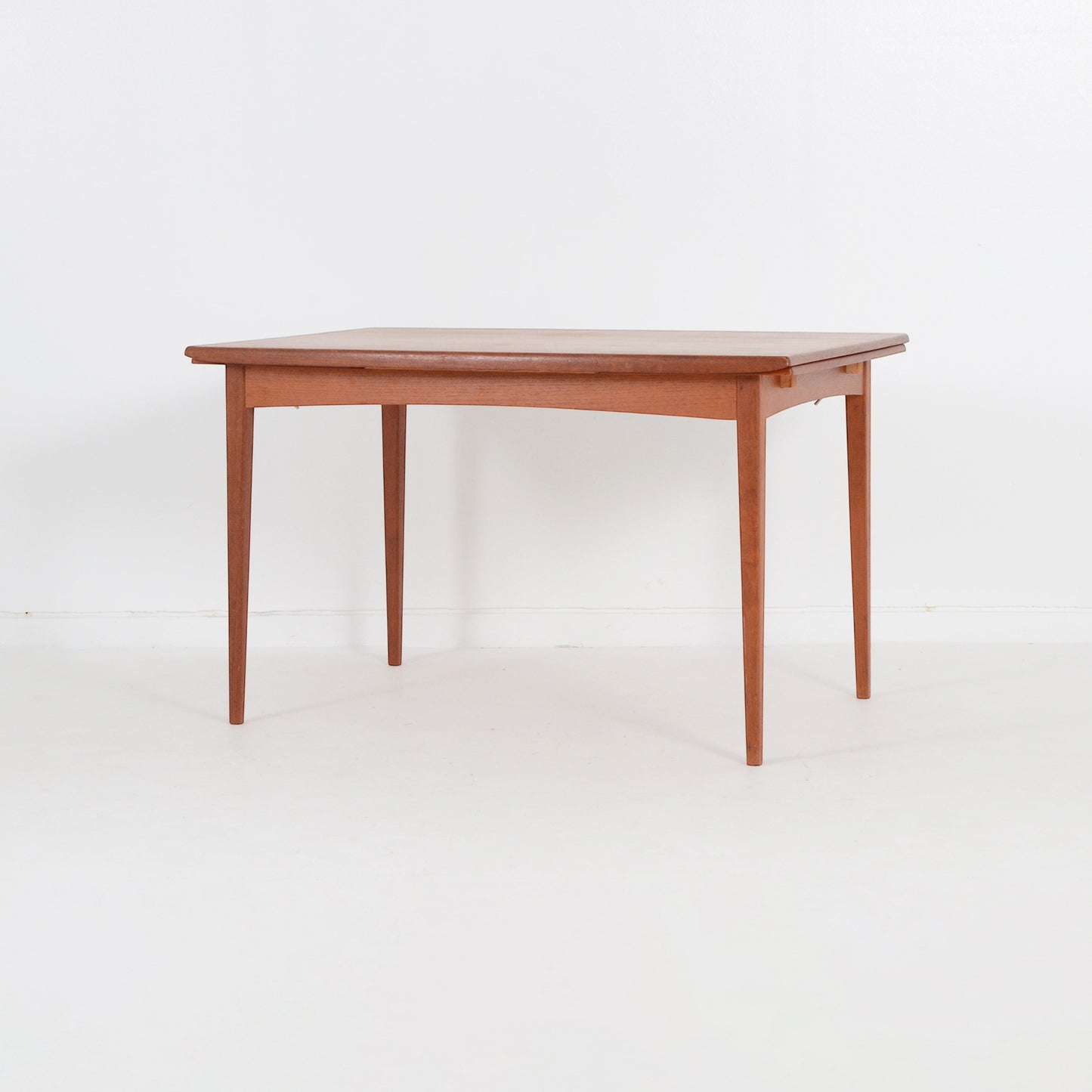 伸長式ダイニングテーブル