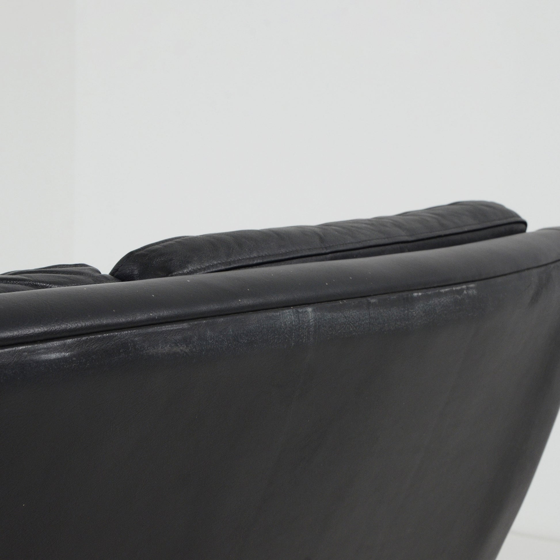 背面後擦り傷有り