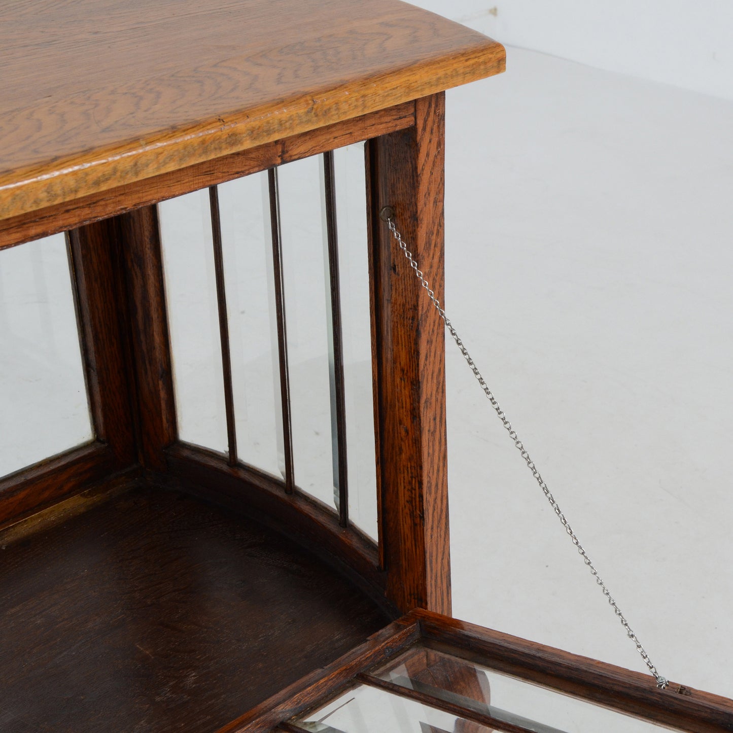 ガラスキャビネット