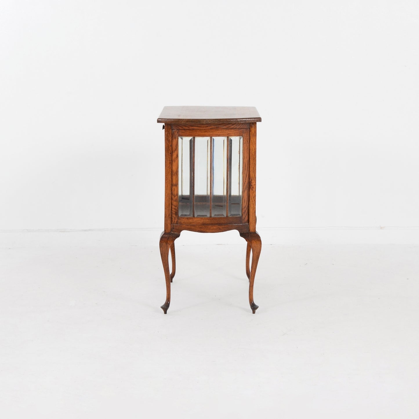 ガラスキャビネット