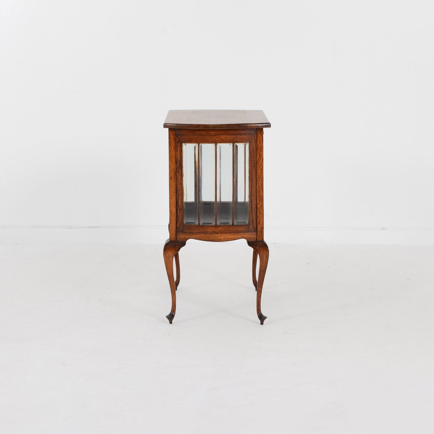 ガラスキャビネット