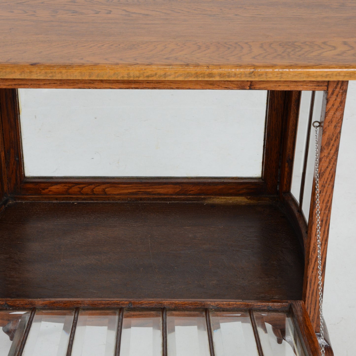 ガラスキャビネット