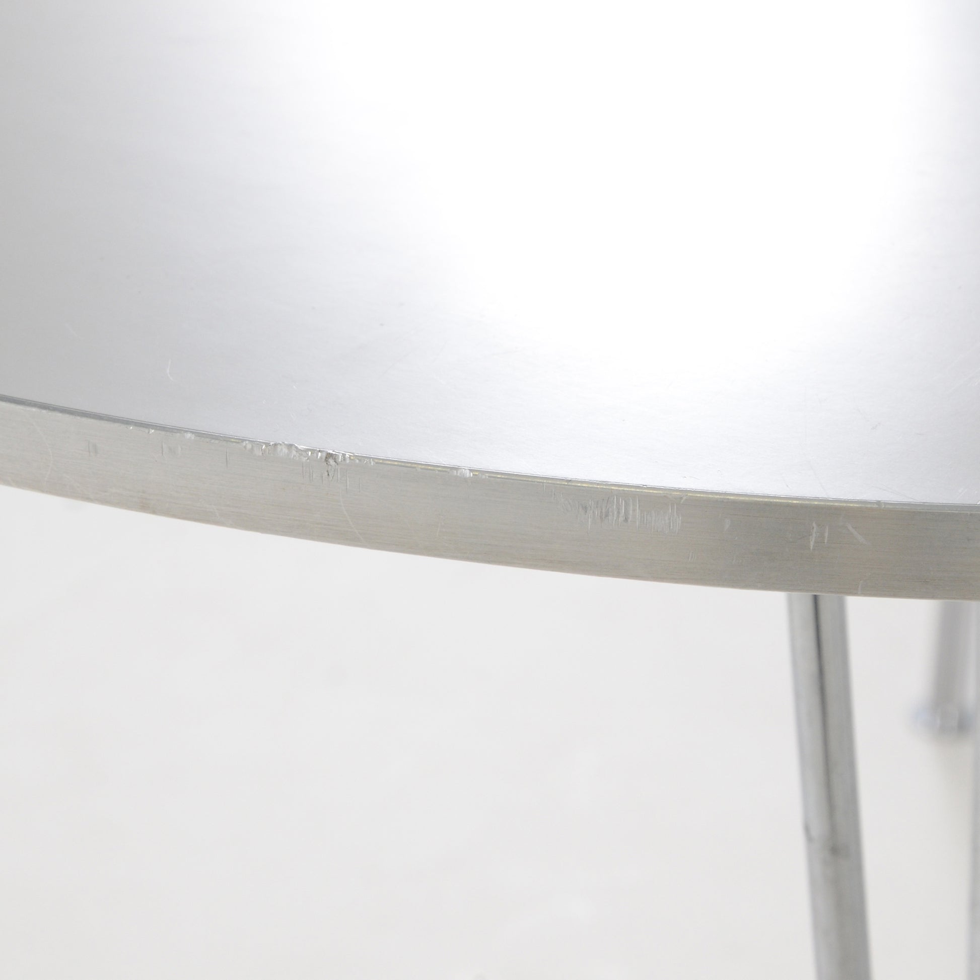 天板縁：細かな傷がございます