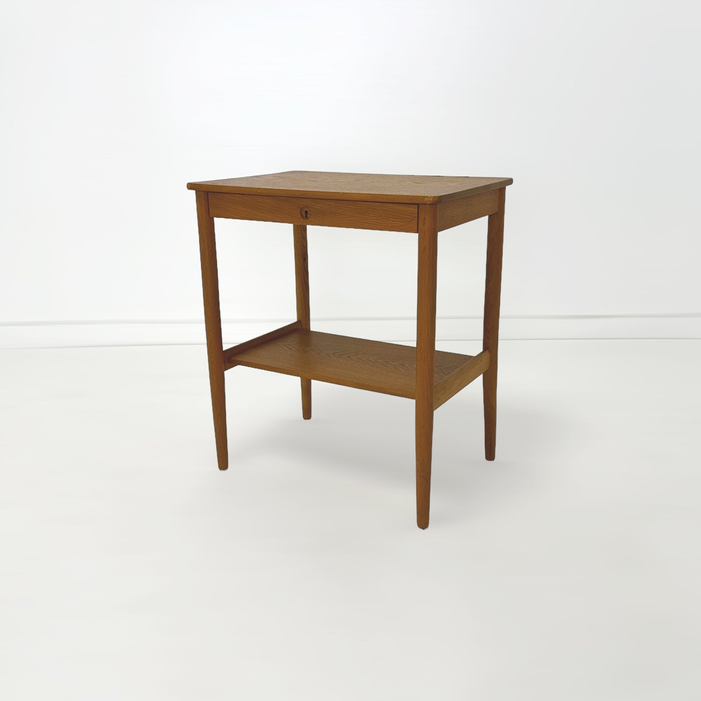 Yngvar Sandstrom ベッドサイドテーブル