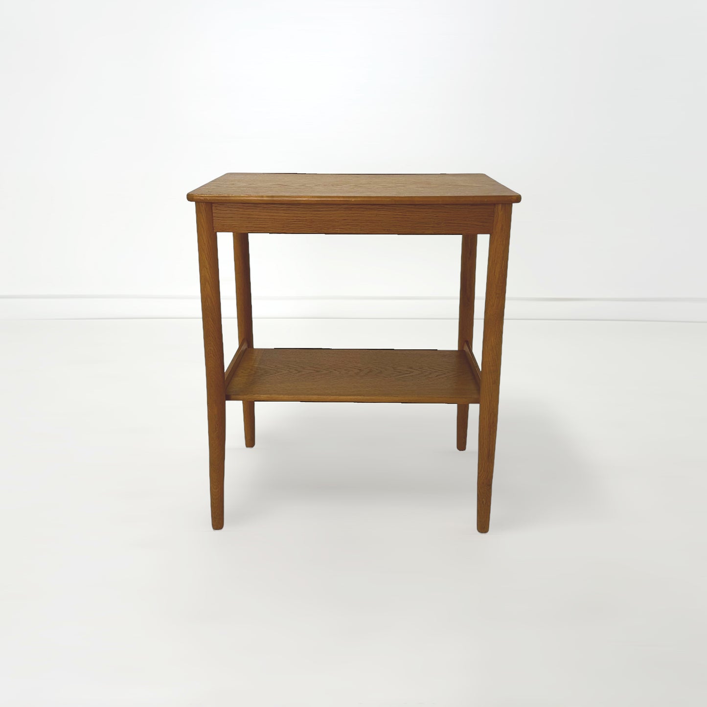 Yngvar Sandstrom ベッドサイドテーブル