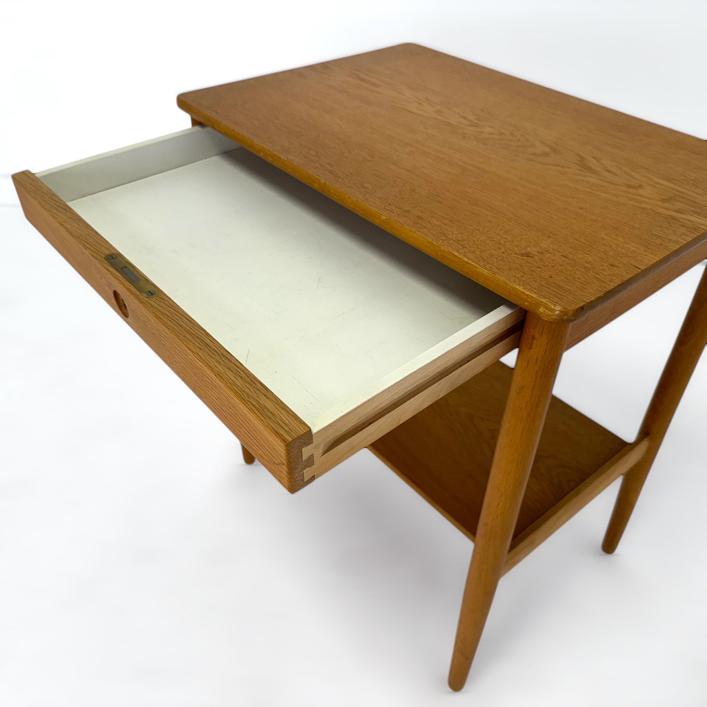 Yngvar Sandstrom ベッドサイドテーブル