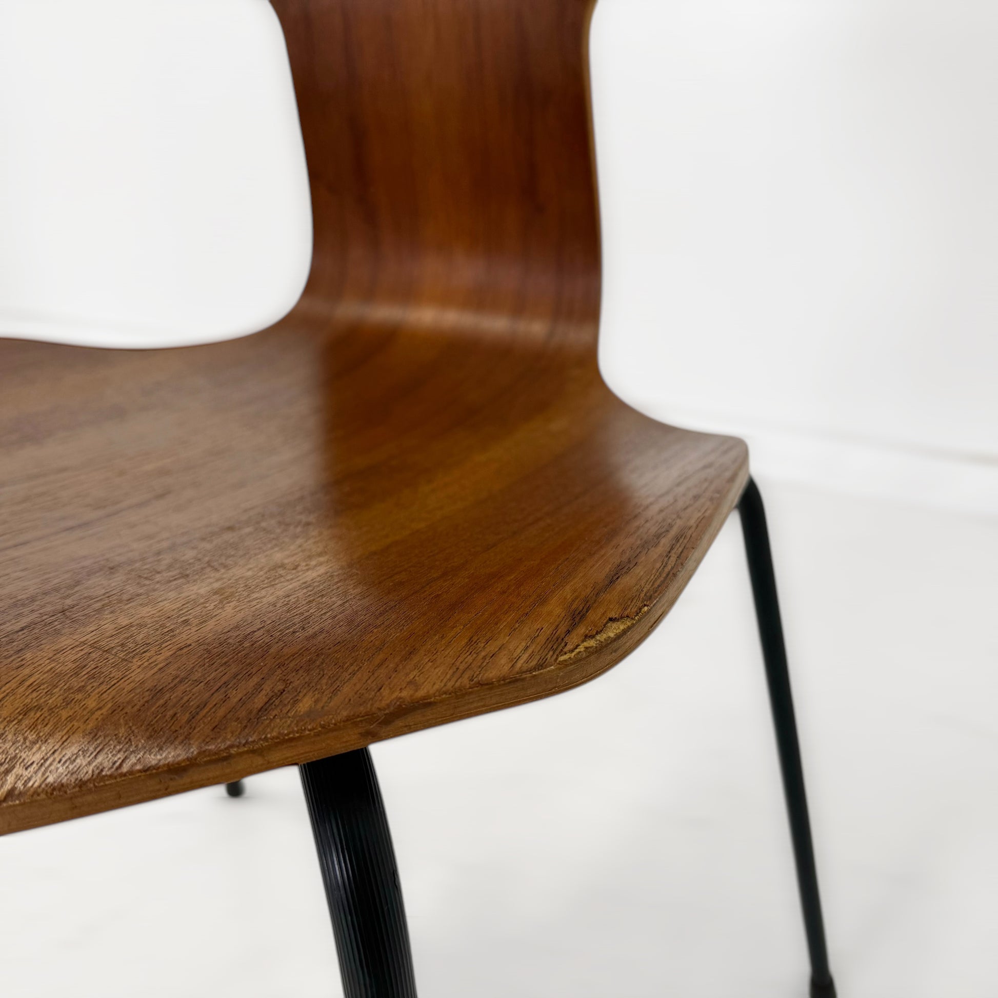 座面左端欠け有り