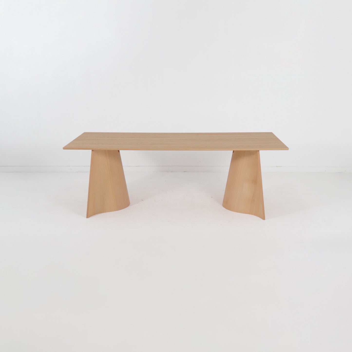 Matias Moellenbach トレスルテーブル