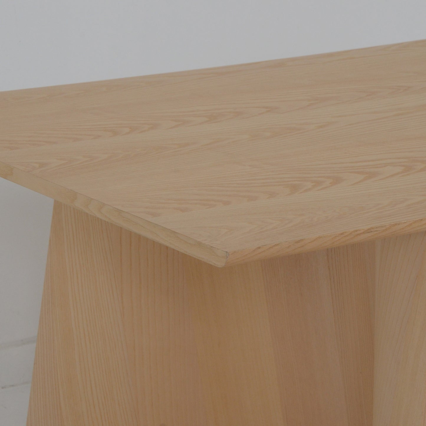 Matias Moellenbach トレスルテーブル