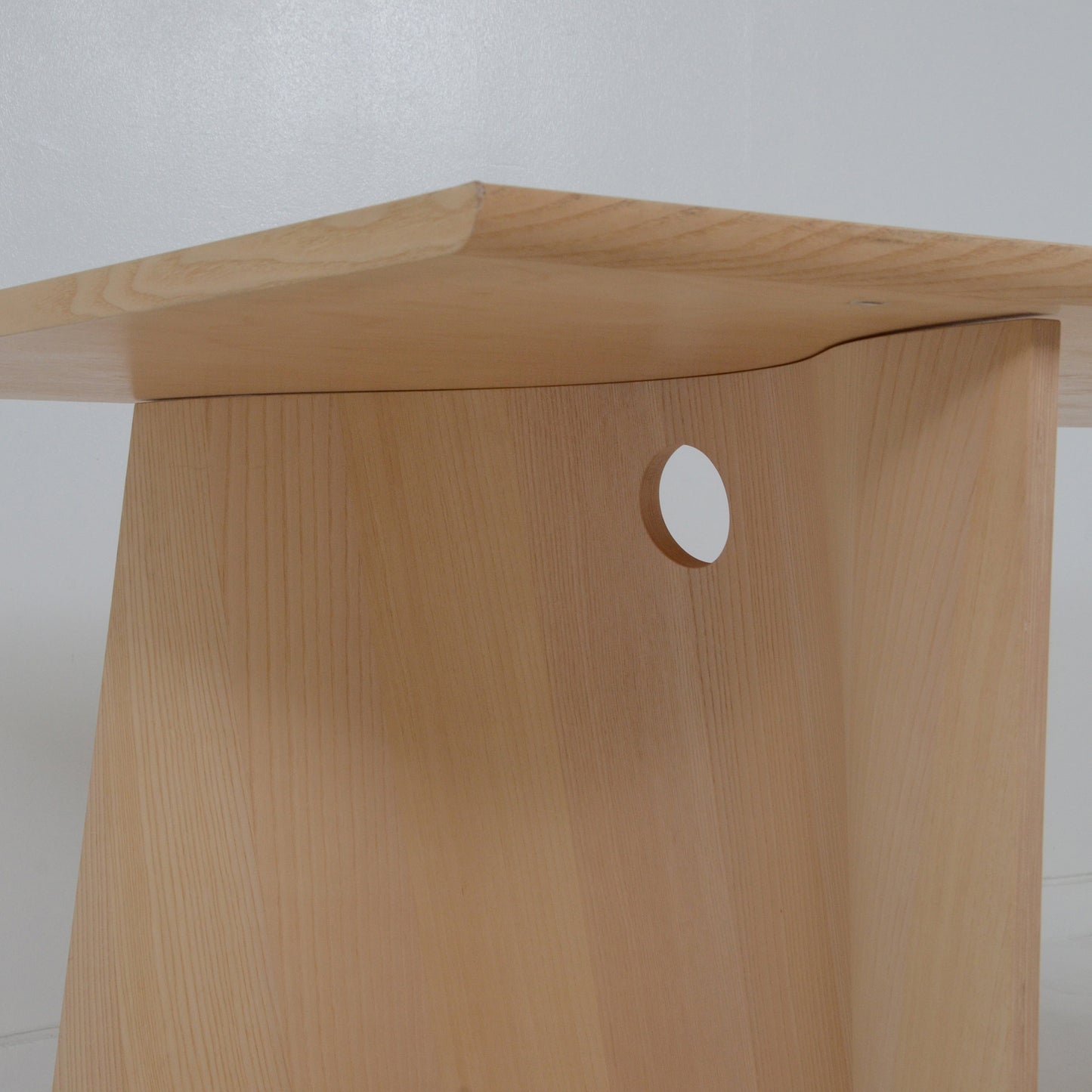 Matias Moellenbach トレスルテーブル