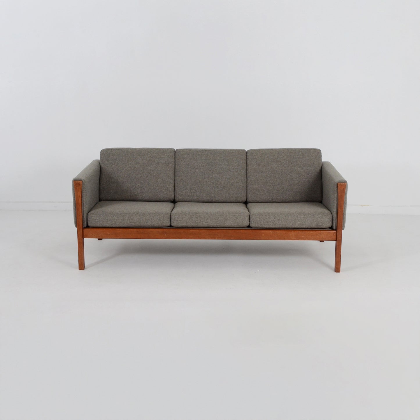 Hans J. Wegner CH163 3シーターソファ