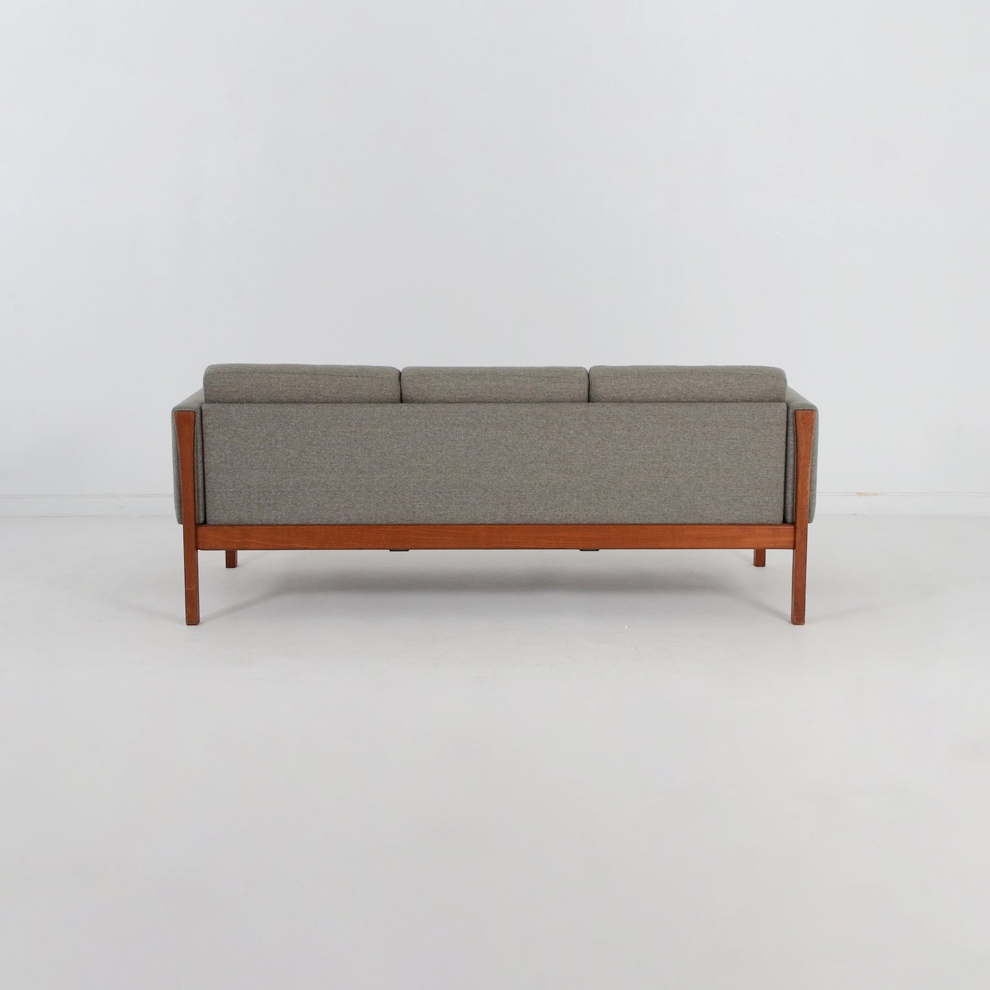 Hans J. Wegner CH163 3シーターソファ