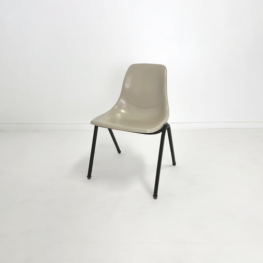 スタッキングチェア