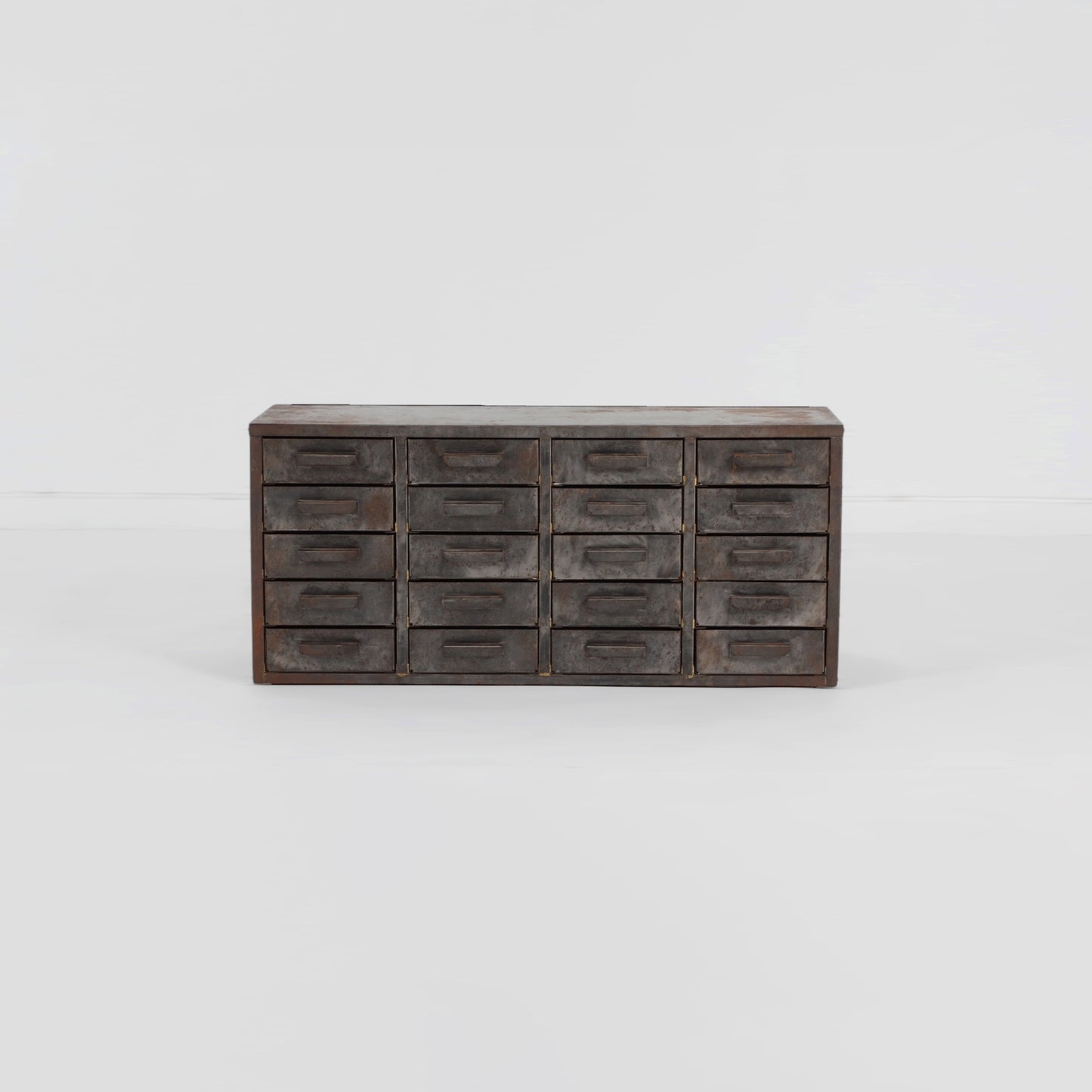 メタルキャビネット