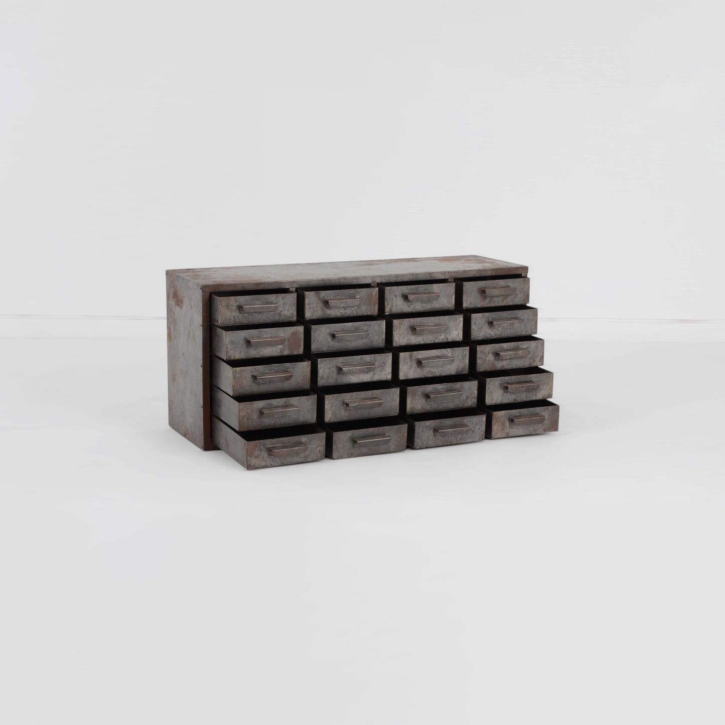 メタルキャビネット