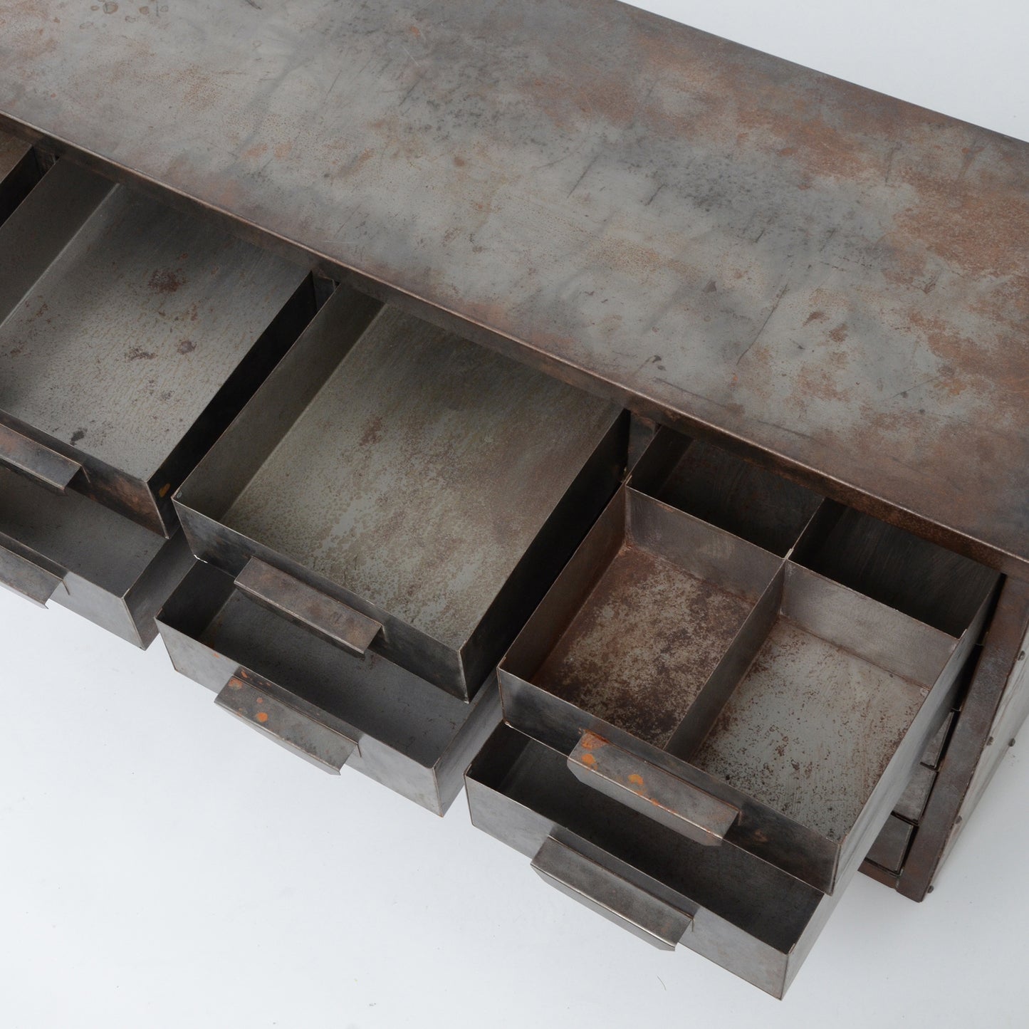 メタルキャビネット