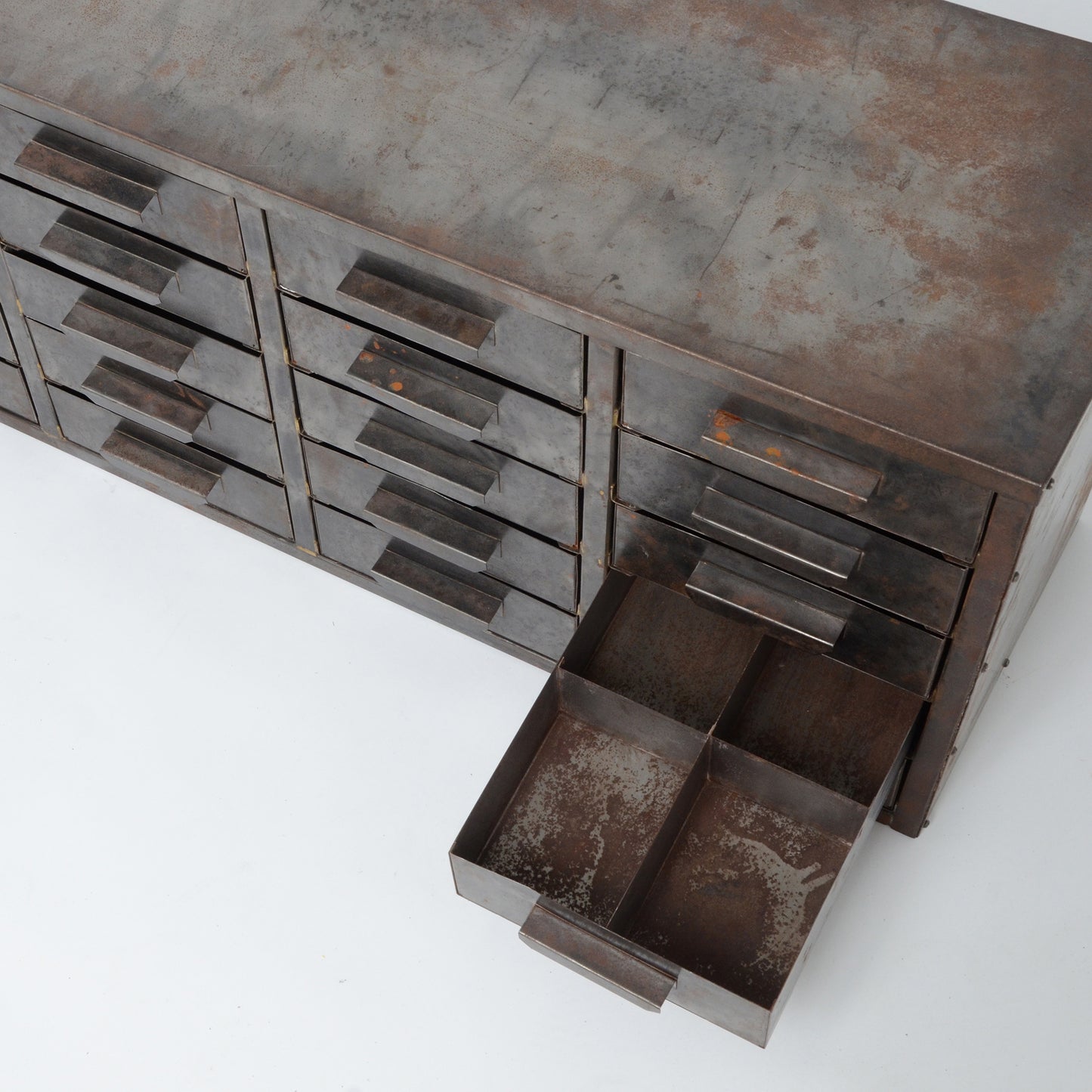 メタルキャビネット