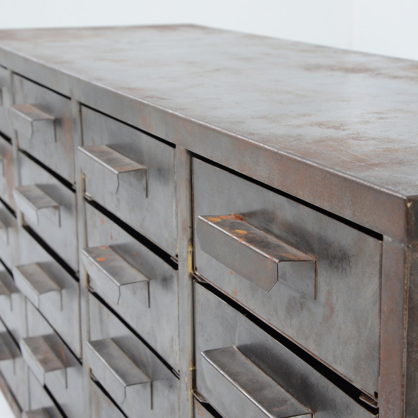 メタルキャビネット