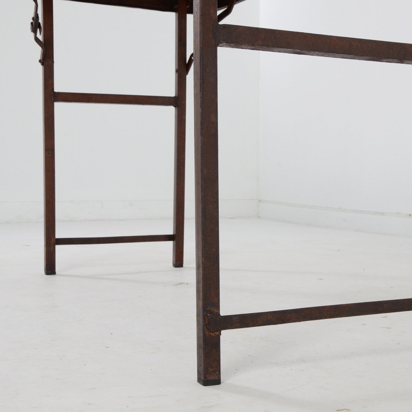 フォールディングテーブル